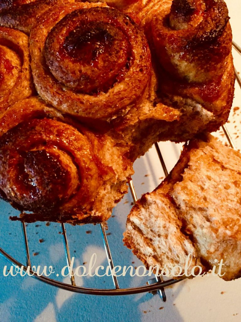 Pan brioche integrale a rose con impasto all'olio e miele