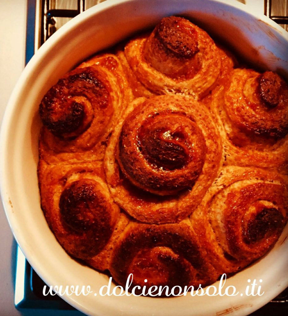 Pan brioche integrale a rose con impasto all'olio e miele