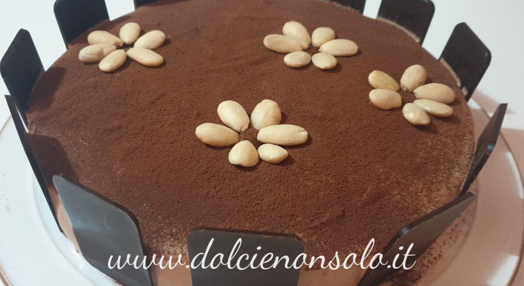 Torta mousse delicata al cioccolato fondente