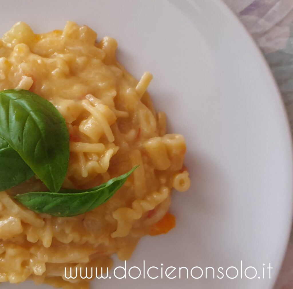 Pasta e patate con provola filante alla napoletana